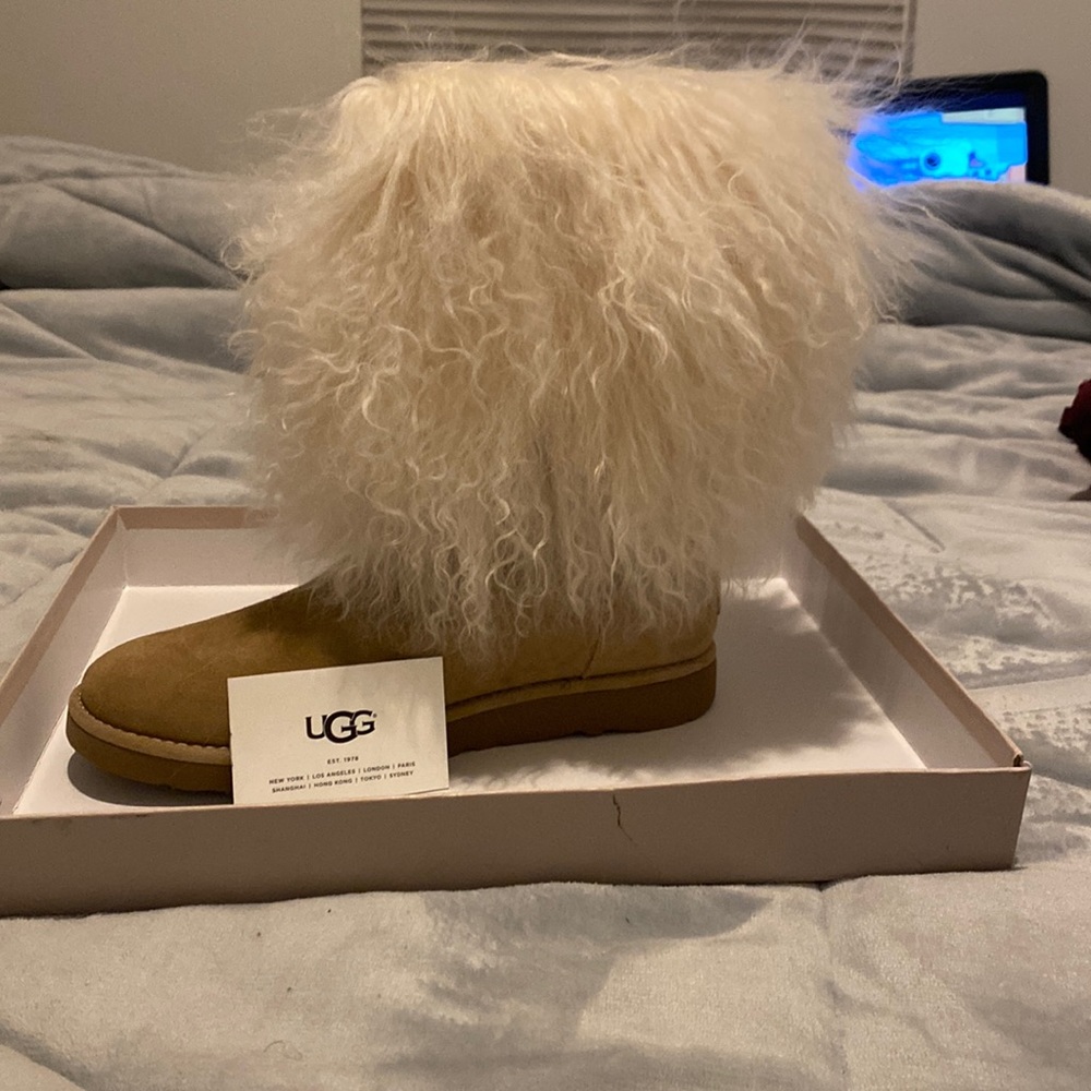 Brand new uggs never worn can’t fit them super cute and rare